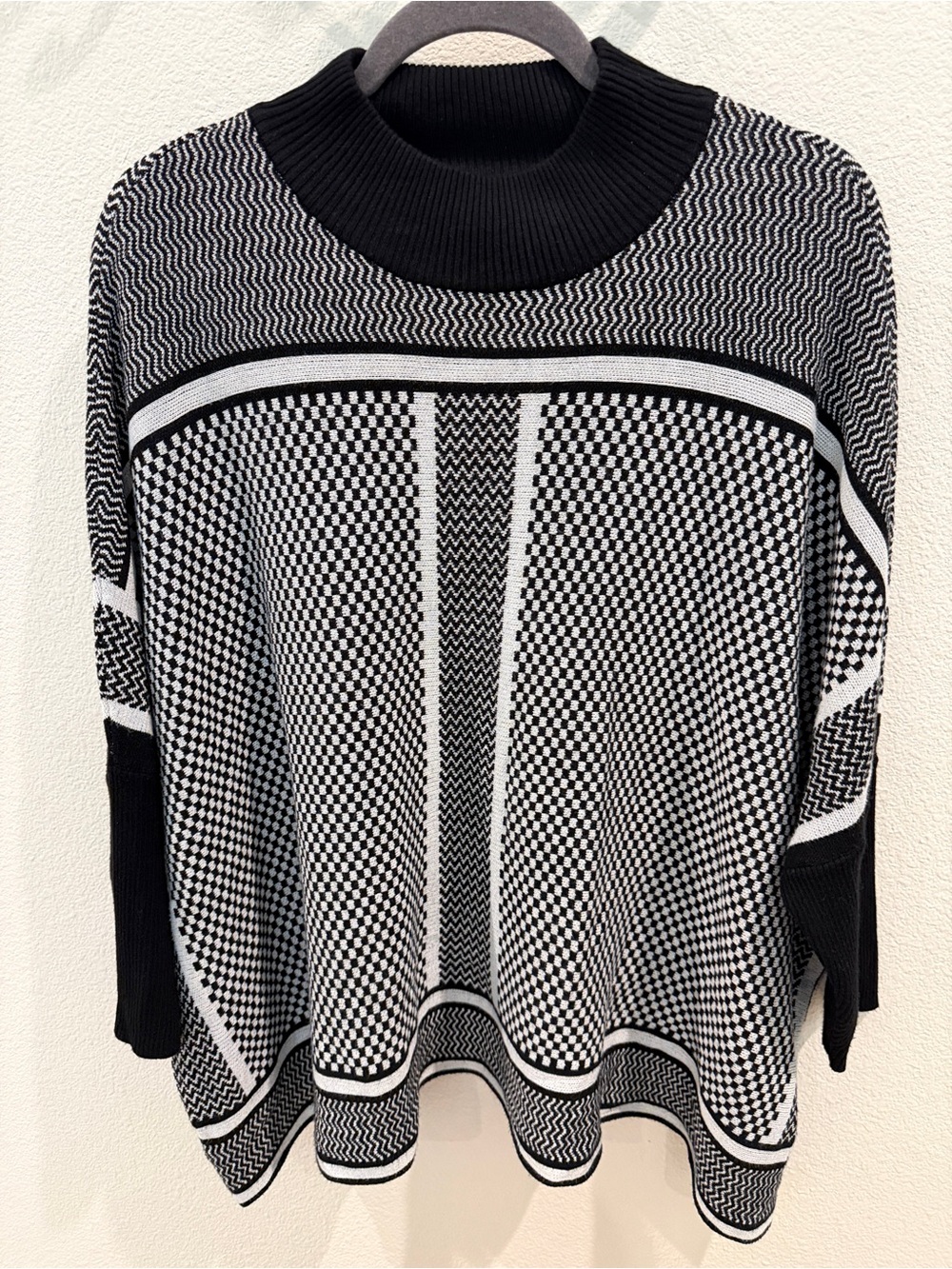 Womens Black & White Patterned Knit Sweater